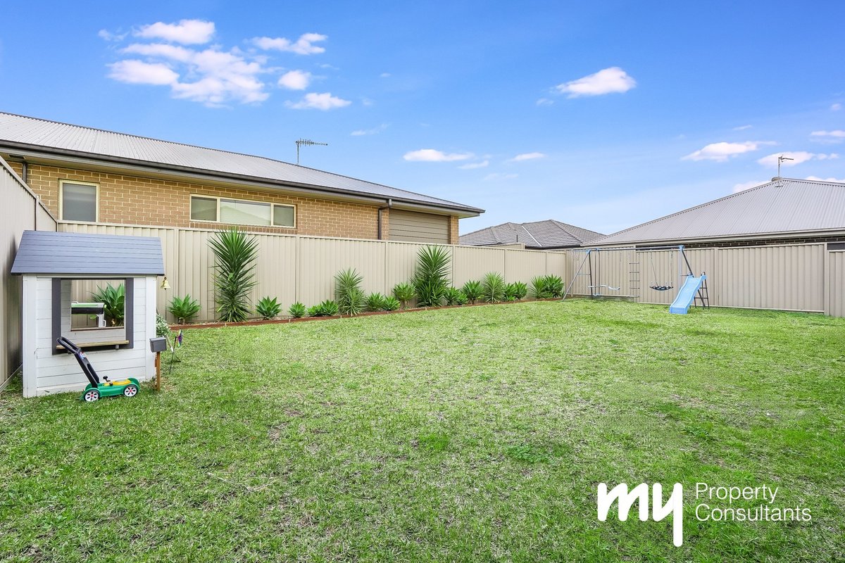 24 Norfolk Boulevard, Spring Farm - Thumbnail 6