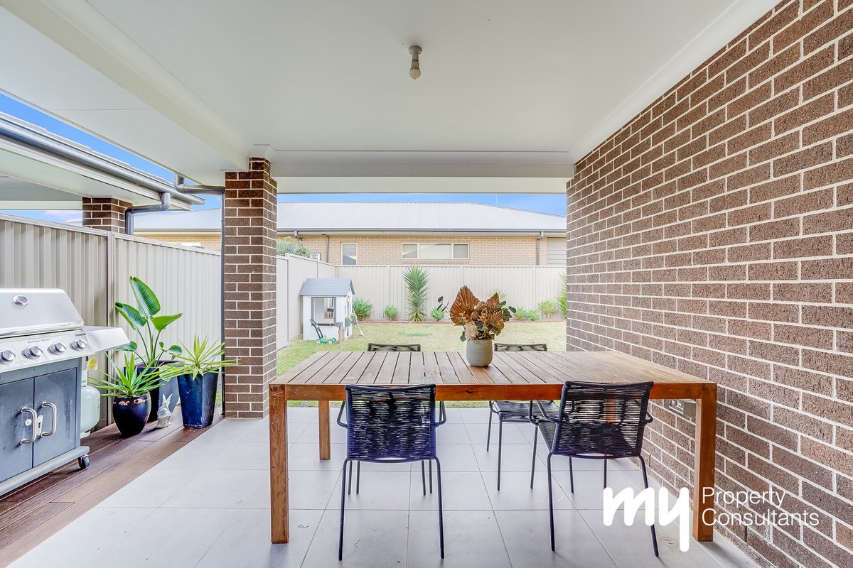24 Norfolk Boulevard, Spring Farm - Thumbnail 4