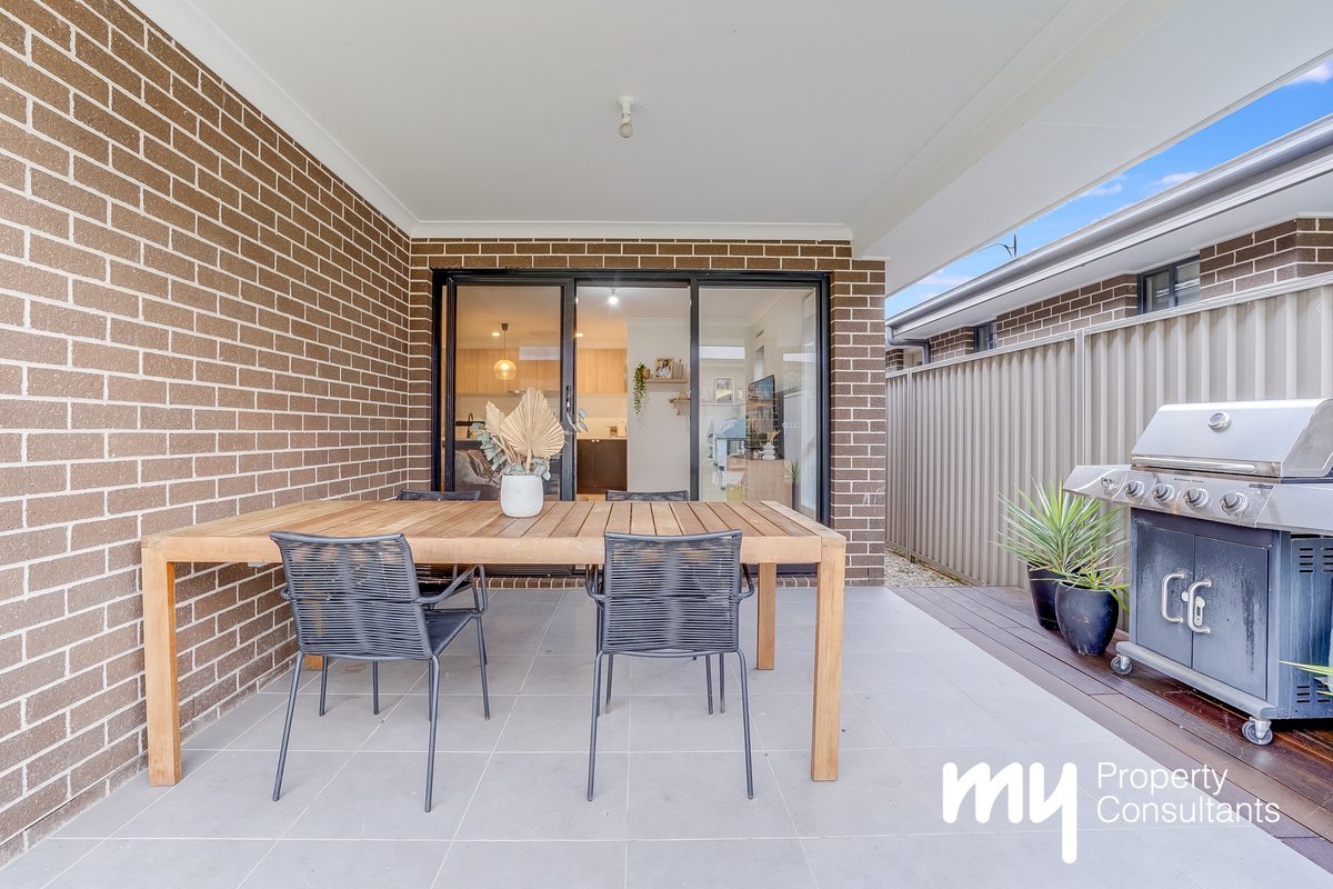 24 Norfolk Boulevard, Spring Farm - Thumbnail 5